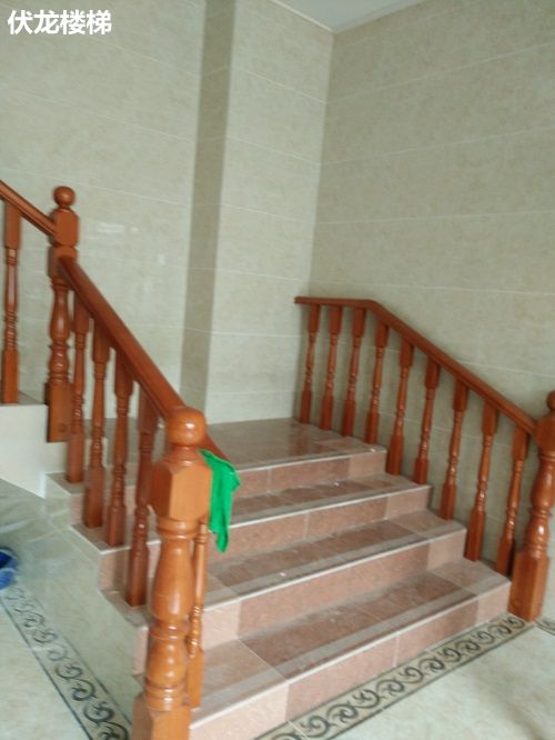 乐东实木扶手安装案例18-客户安装楼梯扶手效果图