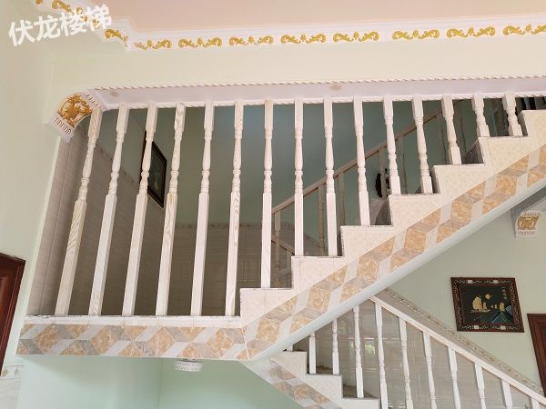 三亚崖城客户案例-水曲柳白色擦金实木楼梯扶手和护栏安装效果图(图7)