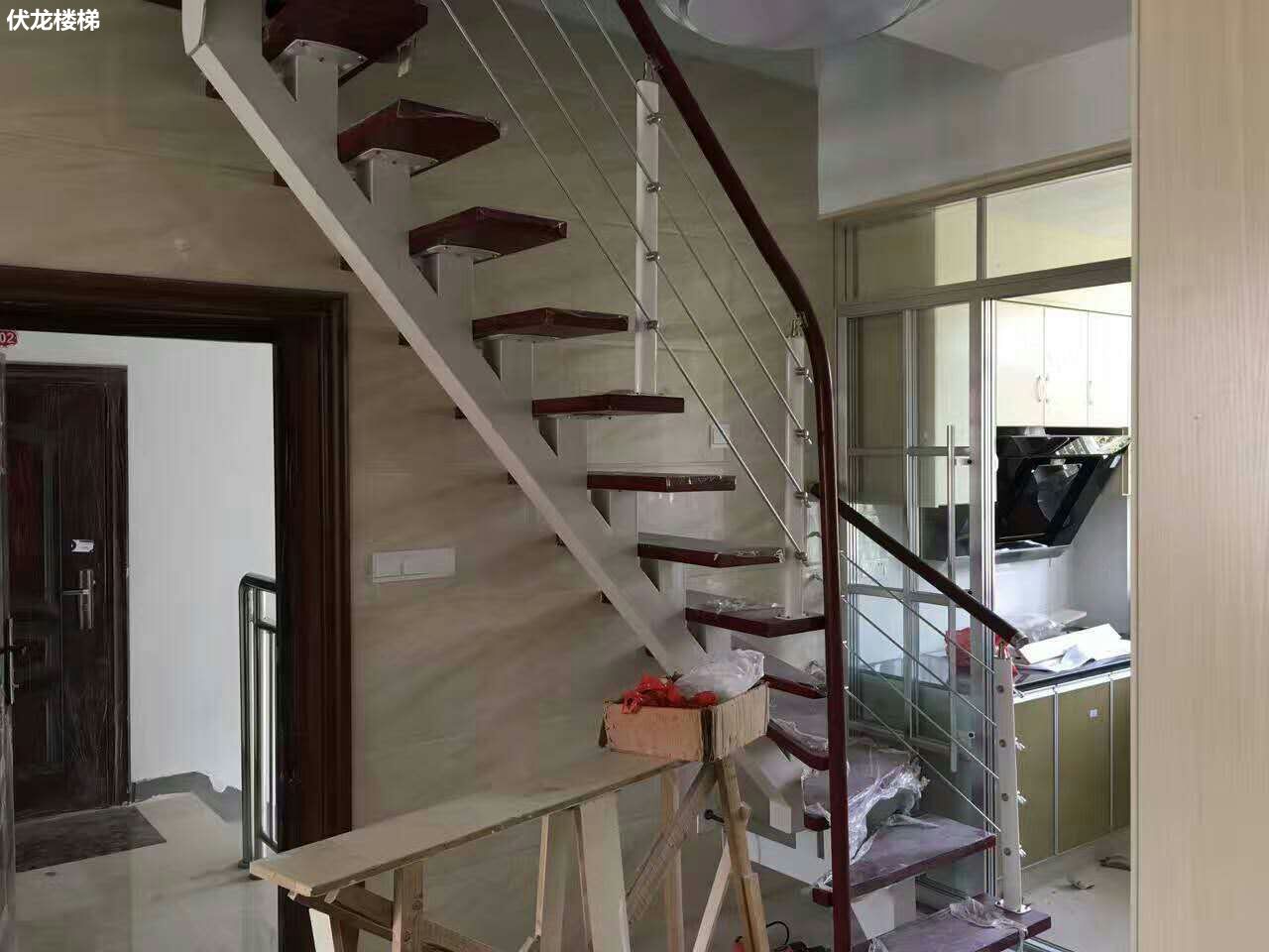 【产品12】阁楼楼梯-钢木拉丝楼梯扶手(图1)